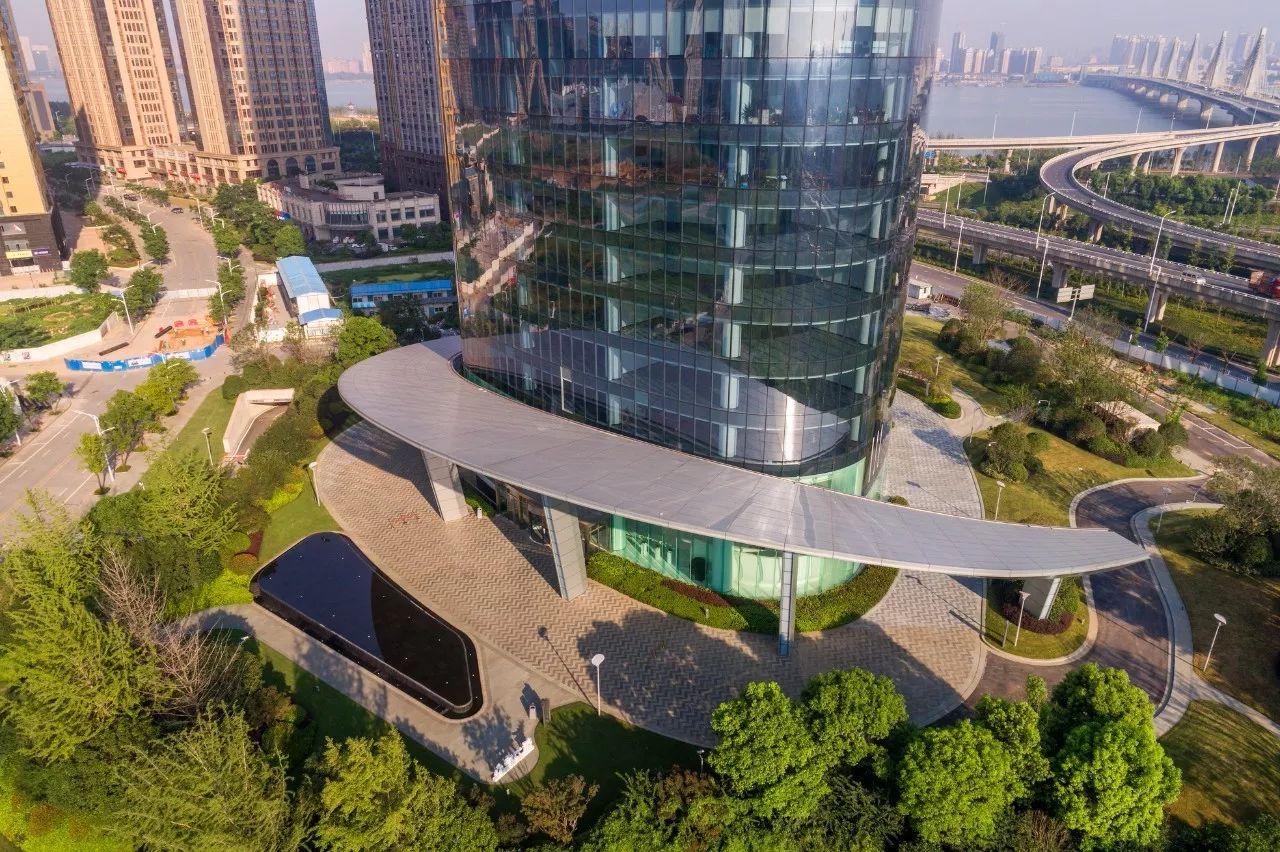 南昌新力中心塔楼直接落地，无裙房