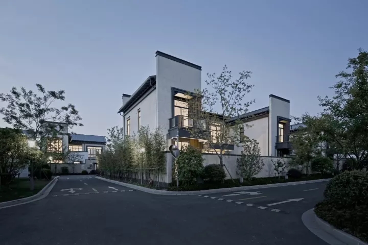 院内景观对公共区域可见，但并不滋扰使用者的私密需要